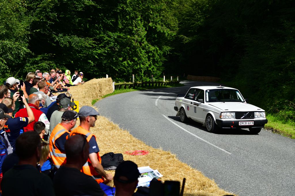 Foran en tusindtallig tilskuerskare kørte Heino Mejer fra Horsens en klar sejr hjem i sin Volvo 242 Turbo i Munkebjerg Hillcllimb.
(Foto: Michael Eisenberg)